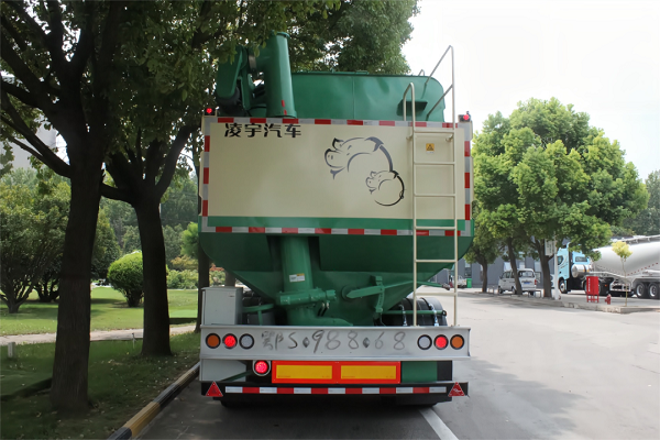 散裝雛禽飼料運輸半掛車(chē)