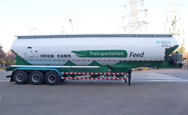 大容量飼料運輸罐車(chē)