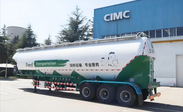 大容量飼料運輸罐車(chē)