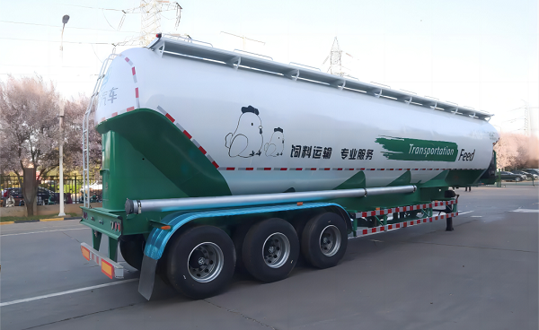 大容量飼料運輸罐車(chē)